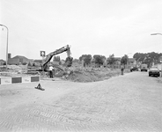 881256 Afbeelding van het bouwrijp maken van een terrein aan de Cornelis Dirkszstraat te Utrecht.